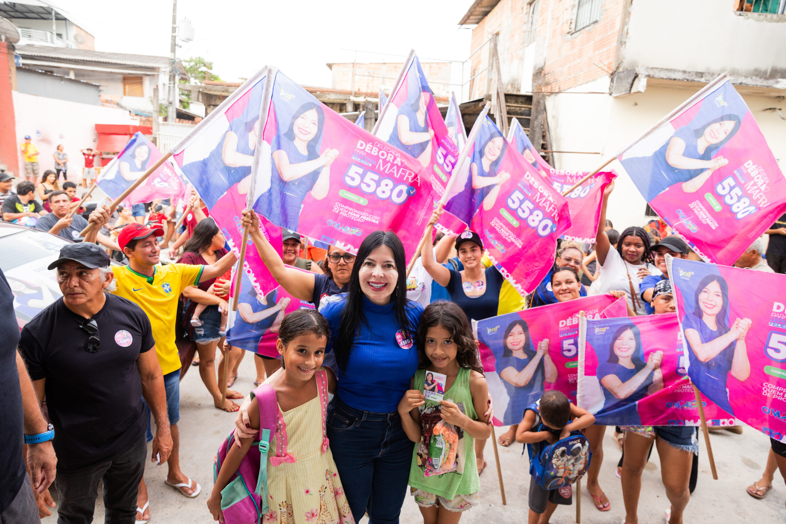 Delegada Débora Mafra realiza caminhada na comunidade Santa Cruz e recebe forte apoio da população