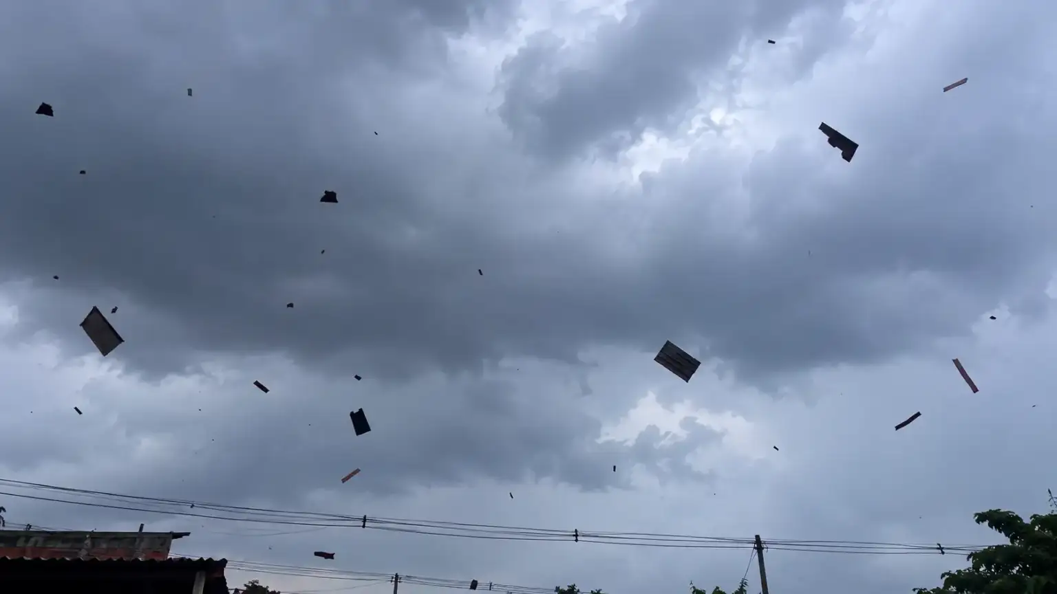 VÍDEO: Ventania forte assusta moradores e arranca telhas antes de chuva em Manaus