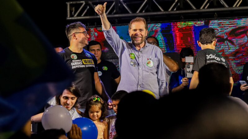Plínio Valério destaca união pelo Amazonas em comício com Amom Mandel e Rodrigo Guedes