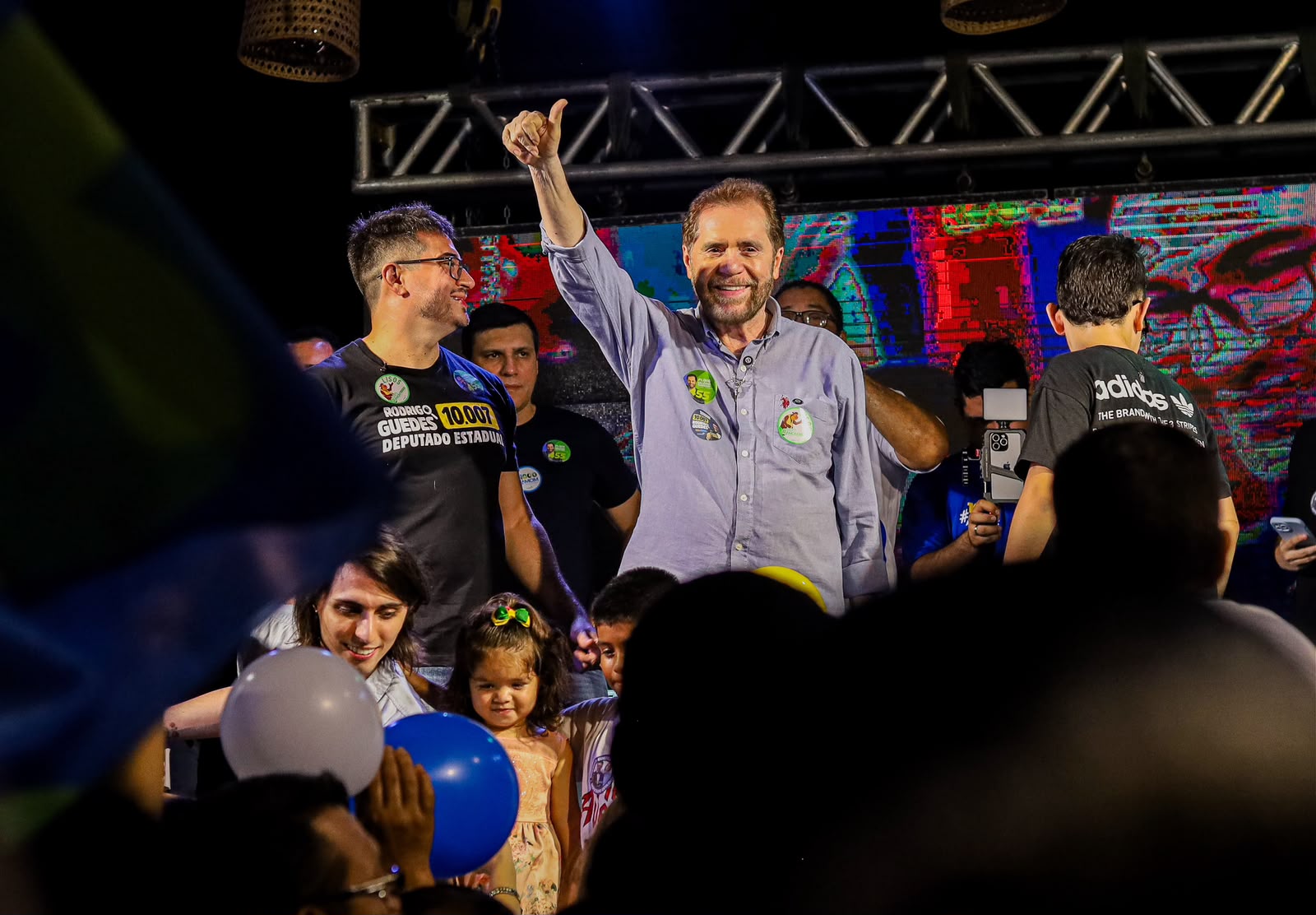 Plínio Valério destaca união pelo Amazonas em comício com Amom Mandel e Rodrigo Guedes