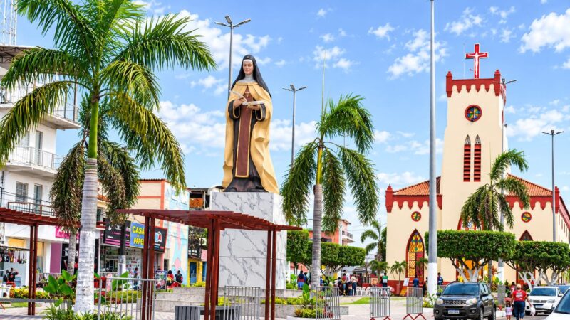 Praça e Igreja Matriz de Santa Teresa são reinauguradas em noite de celebração e renovação