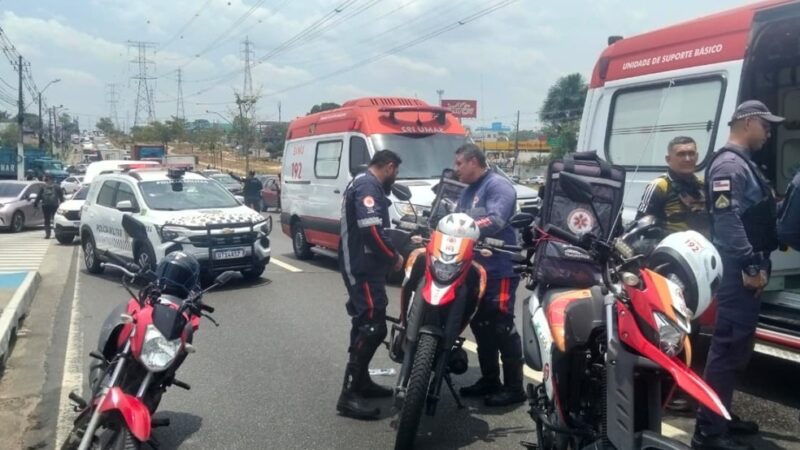 Mulher fica ferida em acidente entre moto e carreta na Avenida das Torres, em Manaus