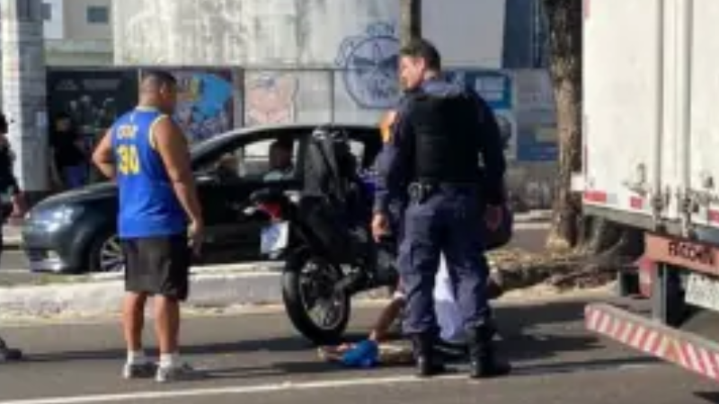 Garupa de motocicleta é arremessado após bater contra carro em Manaus