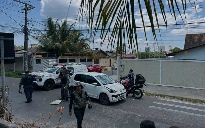 Criança e adulto são atropelados perto de faixa em frente a escola no bairro Petrópolis