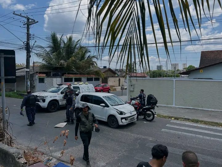 Criança e adulto são atropelados perto de faixa em frente a escola no bairro Petrópolis