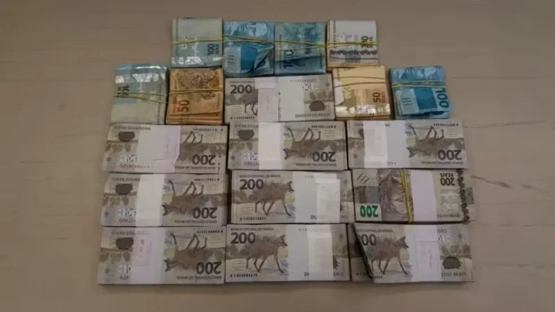 PF apreende quase R$ 1 milhão, dólares, euros, carros e joias em operação que mira Adail Filho
