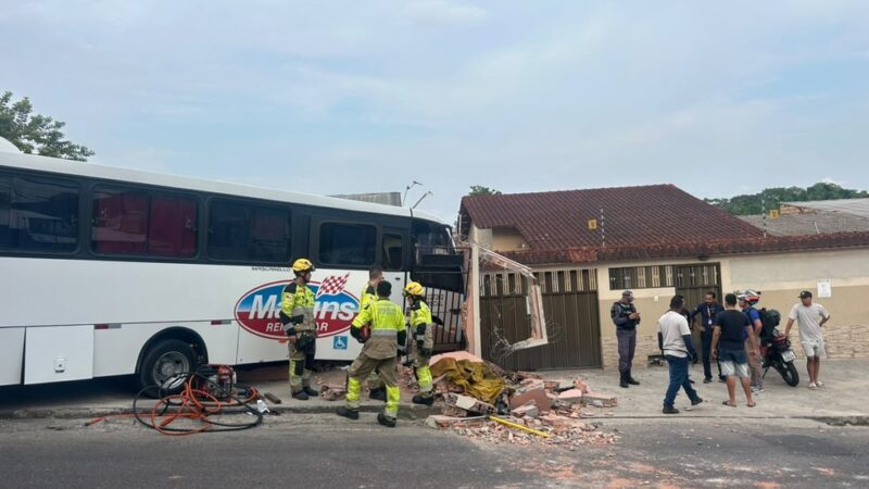 Motorista fica preso às ferragens após micro-ônibus bater em muro de casa na Zona Centro-Oeste de Manaus;