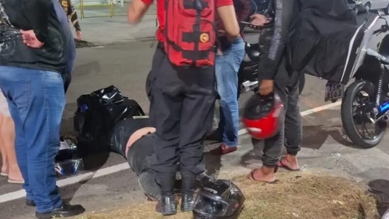 Motociclista tenta travessia em canteiro e é atingido por carro em Manaus