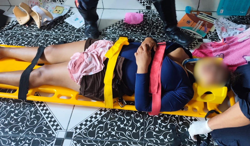 VÍDEOS: homem é procurado após agredir e nocautear mulher com chute no rosto em Tabatinga