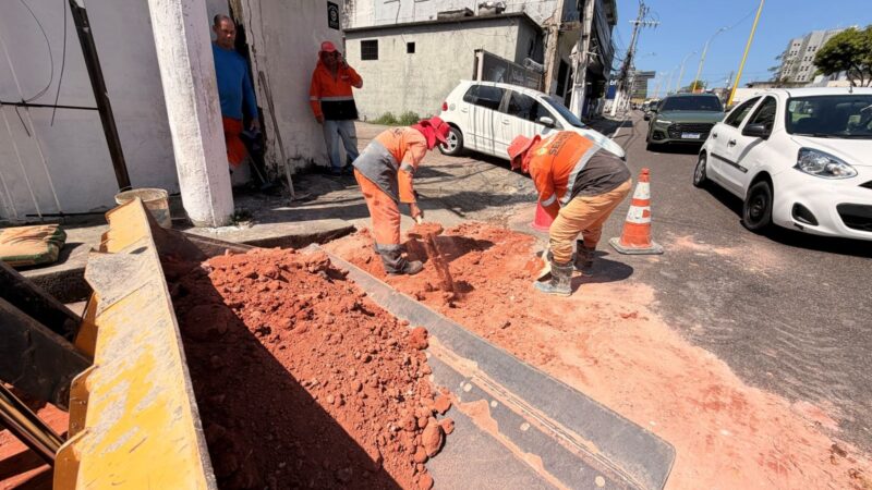 Obra emergencial é iniciada após erosão ameaçar trecho da Constantino Nery