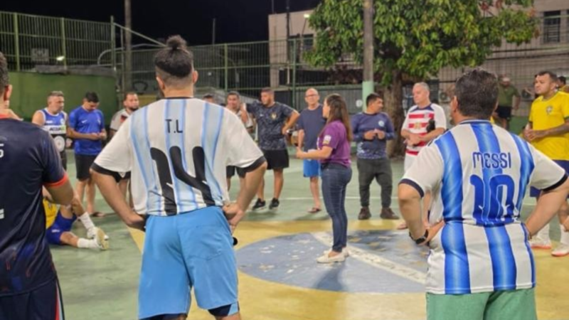 Delegada Ana Oliveira conversa com moradores da Praça 14 e apresenta propostas durante encontro em quadra esportiva