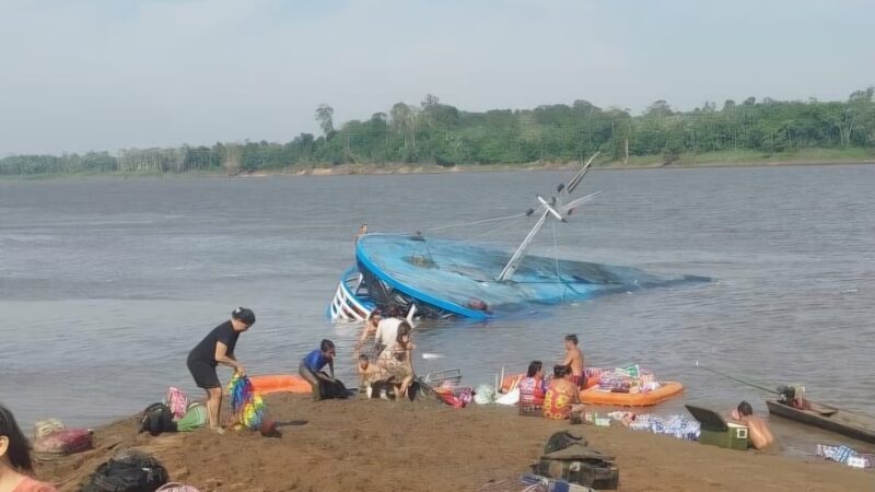 Embarcação naufraga durante viagem para Maués e deixa passageiros no meio do Rio Amazonas