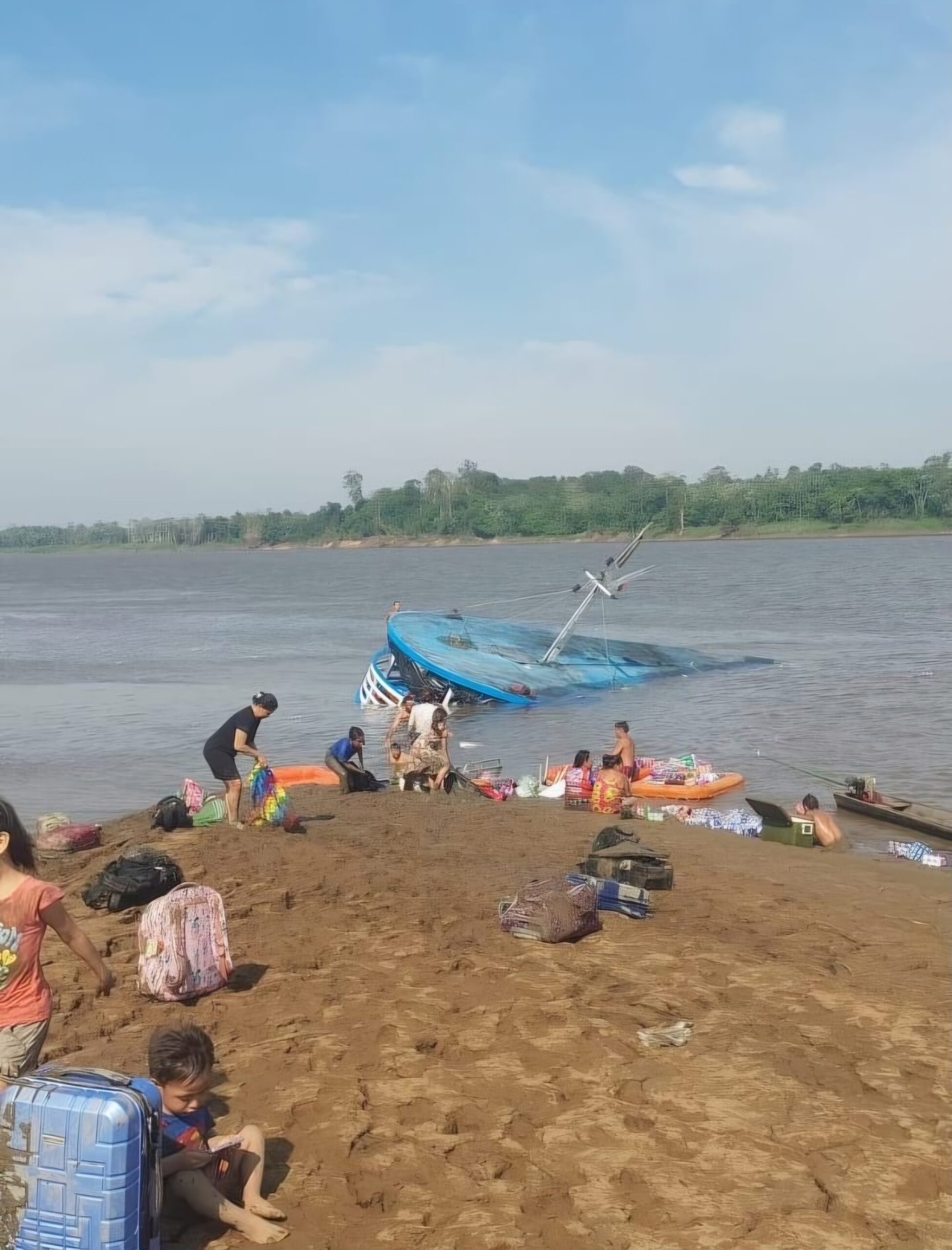 Embarcação naufraga durante viagem para Maués e deixa passageiros no meio do Rio Amazonas