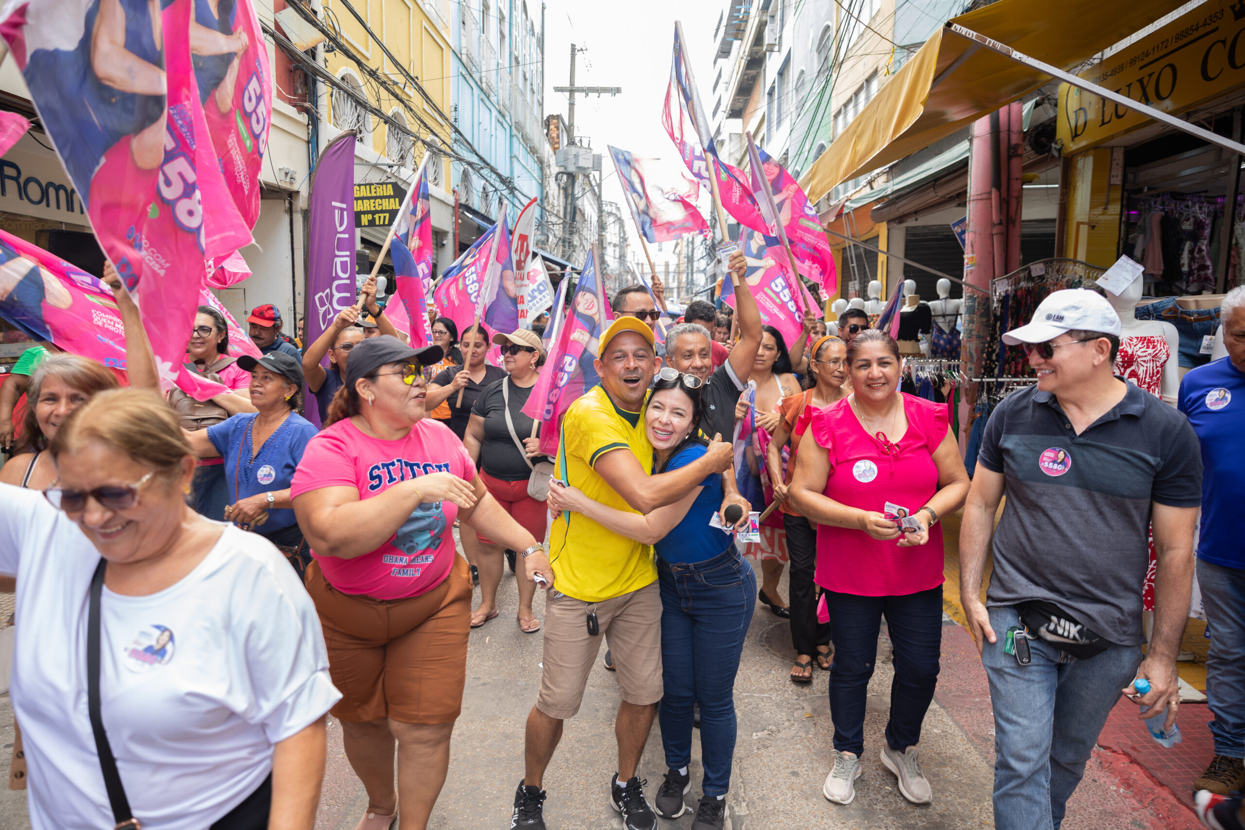 Delegada Débora Mafra encerra campanha com caminhada no Centro de Manaus e recebe apoio de comerciantes e populares