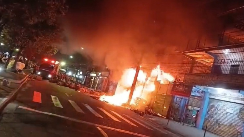 VÍDEOS: incêndio destrói sucataria na zona leste de Manaus; suspeita é de ato criminoso