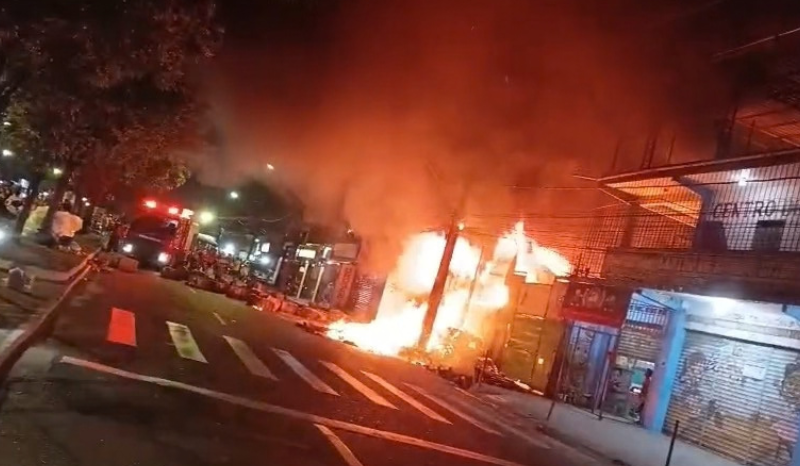 VÍDEOS: incêndio destrói sucataria na zona leste de Manaus; suspeita é de ato criminoso